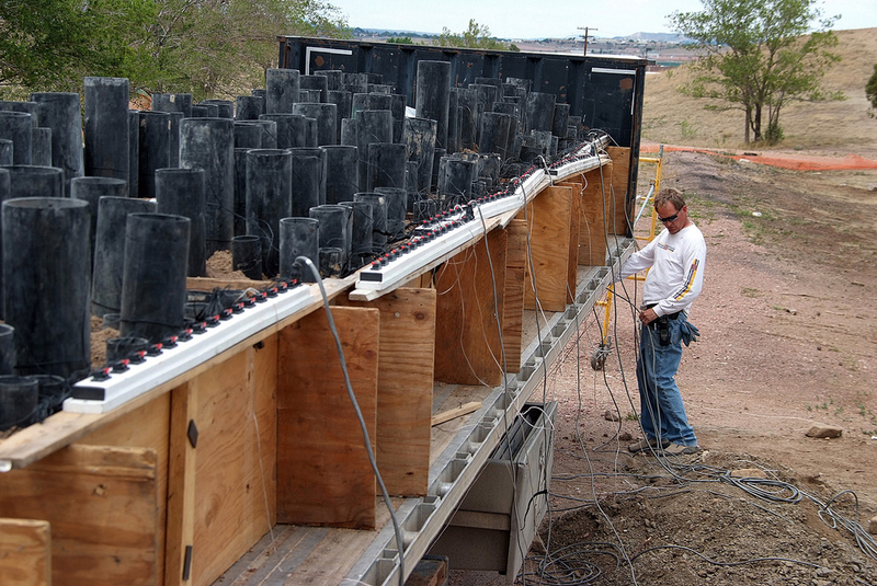 Un especialista instalando una línea de tubos de mortero para fuegos artificiales. Foto: Fort Carson / Flickr